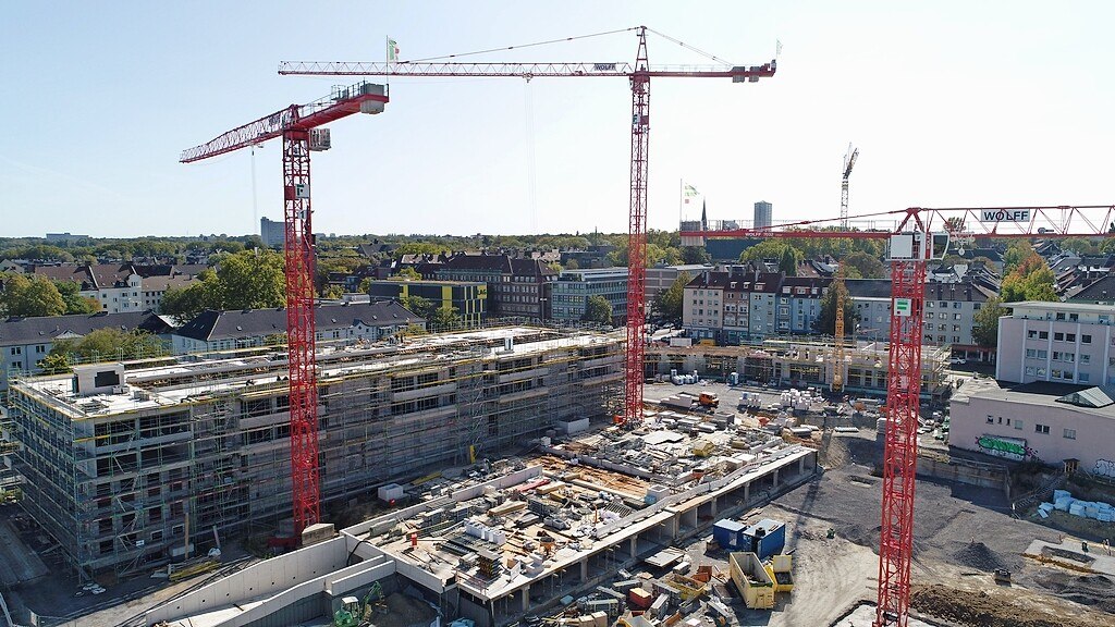 Bei einem großen ­Projekt in Dortmund bestrichen drei Krane eine 15.600 Quadratmeter große Baustellenfläche.