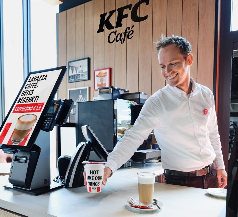 © KFC Das Angebot an italienischen Caféspezialitäten umfasst Klassiker wie Espresso, Cappuccino und Latte Macchiato und wird durch eine Auswahl an typisch amerikanischen Süßspeisen abgerundet.