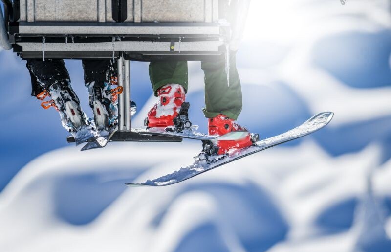 © Getty Images / Milan Krasula Soll zur Covid-Impfung animieren: Fast Lane am Skilift für Geimpfte.
