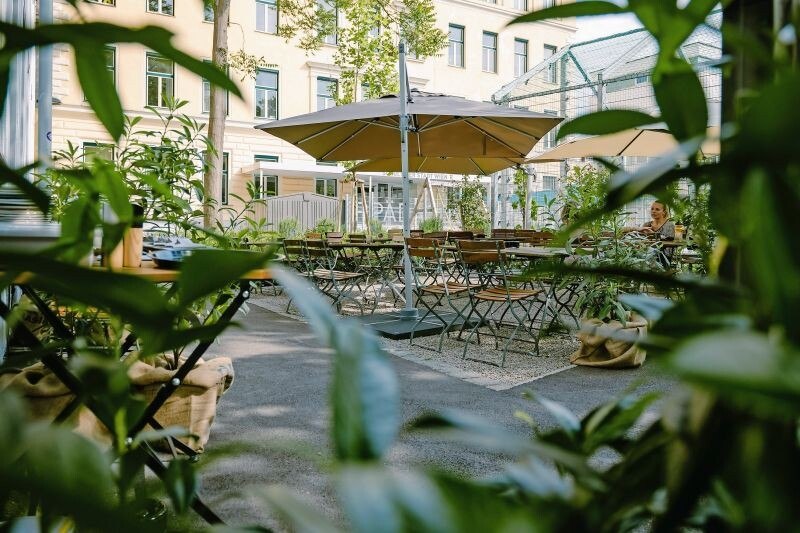 Lauschig: Der Schanigarten befindet sich direkt am Paulusplatz, Verkehrslärm gibt es hier kaum.
