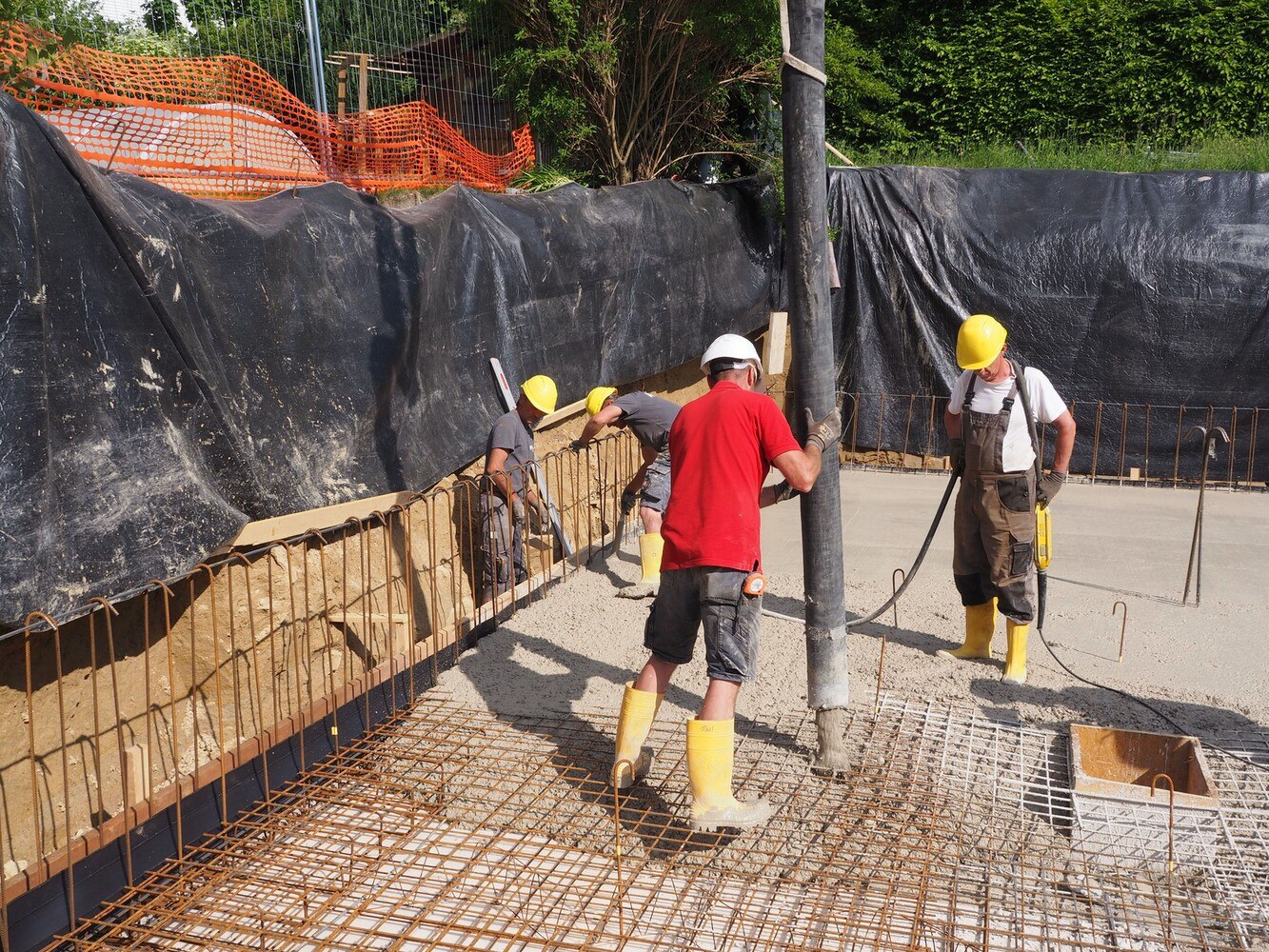 Hier wird eine Bodenplatte mit RC-Beton gegossen. Der Werkstoff verfügt über eine ähnlich hohe Festigkeit wie herkömmlicher Beton.