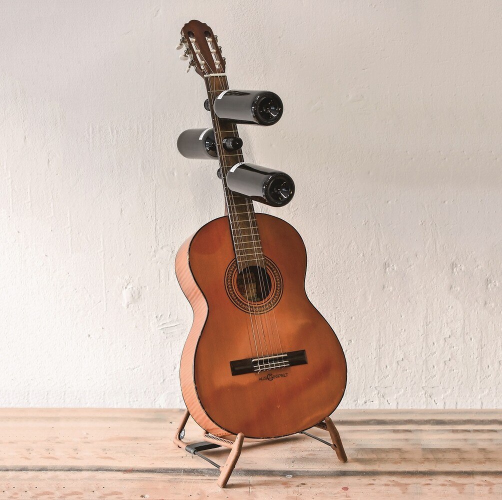 Eine_Gitarre_die_zum_Weinregal_umfunktioniert_wurde