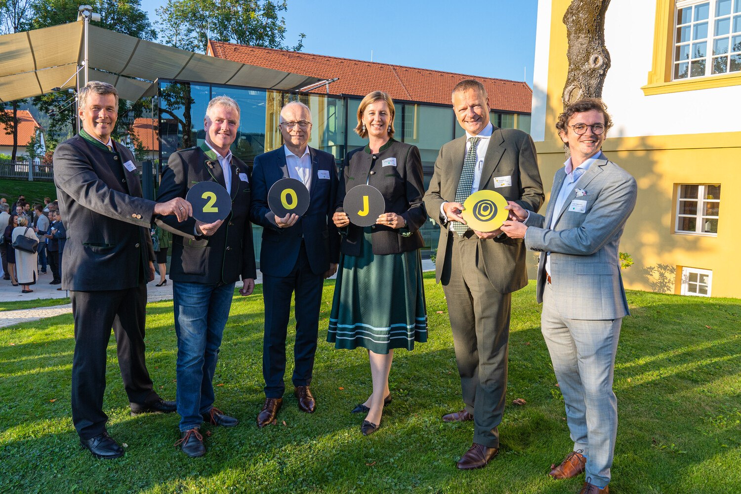 Feierten 20 Jahre Holzcluster Steiermark (v. l.): Horst Bischof (Vizerektor TU Graz), Paul Lang (Obmann Proholz Steiermark), LR Johann Seitinger, LRin Barbara Eibinger-Miedl, Richard Stralz (Aufsichtsratsvorsitzender Holzcluster Steiermark) und Christian Tippelreither (Geschäftsführer Holzcluster Steiermark).