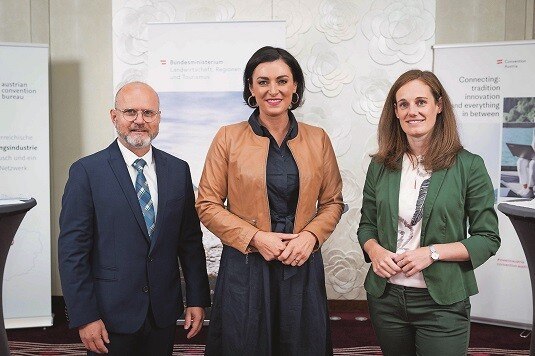 © BMLRT / Paul Gruber V. l. n. r.: Gerhard Stübe, ACB; Elisabeth Köstinger, BMLRT; Lisa Weddig, ÖW