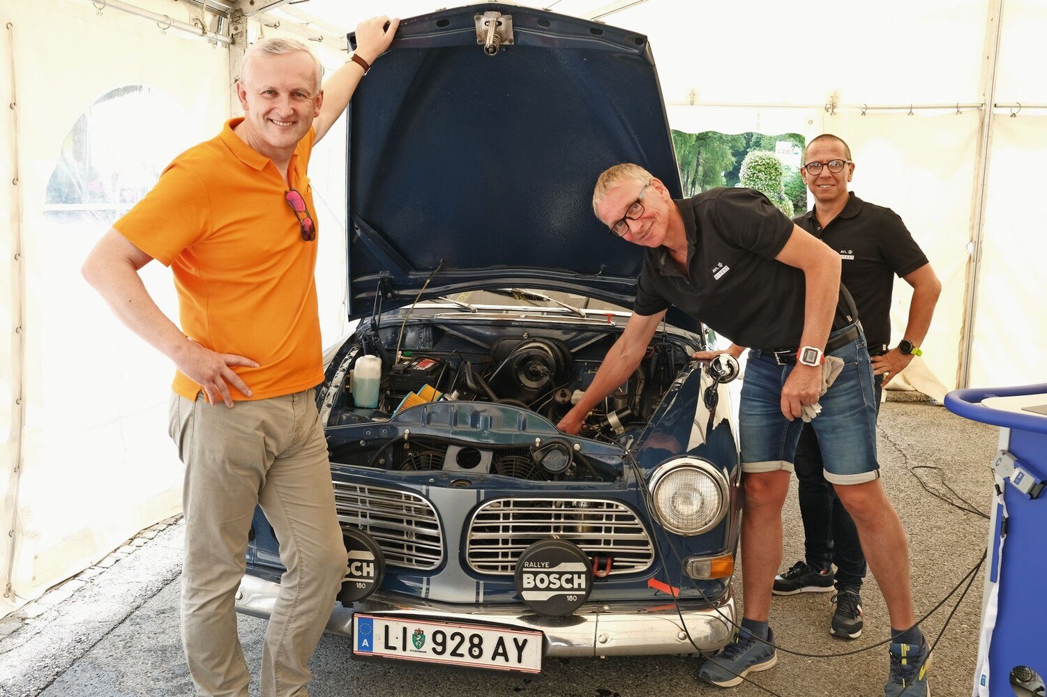 © Peter Seipel / ÖWV
Dieser Volvo P1200 S aus dem Jahr 1958 zeigte sich bei der Überprüfung makellos. Die AVL Ditest-Diagnostiker Michael Helmert (M.) und Olaf Schänzer (r.) gratulieren Ennstal-Classic-Teilnehmer Alexander Deopito zu seinem bestens gepflegten Schweden, der schon 2018 Gesamtsieger wurde. Dieser Volvo P1200 S aus dem Jahr 1958 zeigte sich bei der Überprüfung makellos. Die AVL Ditest-Diagnostiker Michael Helmert (M.) und Olaf Schänzer (r.) gratulieren Ennstal-Classic-Teilnehmer Alexander Deopito zu seinem bestens gepflegten Schweden, der schon 2018 Gesamtsieger wurde.