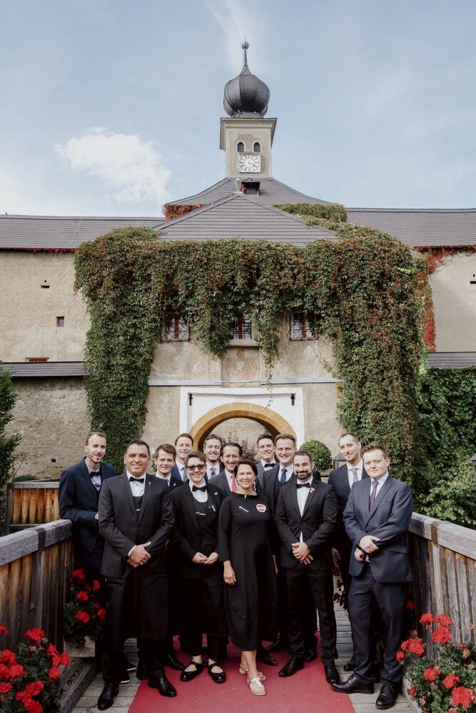 Zwölf Top-Sommeliers haben sich dem anspruchsvollen Wettbewerb "Bester Sommelier Österreichs 2021" im Schloss Gabelhofen gestellt. (v.l.) Vordere Reihe: Suvad Zlatic, Katharina Greifenstein, SUA-Präsidentin Annemarie Foidl, Roman Bolschetz, Adrian Dalmai; Hintere Reihe: Pascal Dinda,  Moritz Dresing, Stefan Klettner, Johann Artner, Jürgen Witschko, Gerhard Knobl, Benjamin Zimmerling, Daniel Mathke.