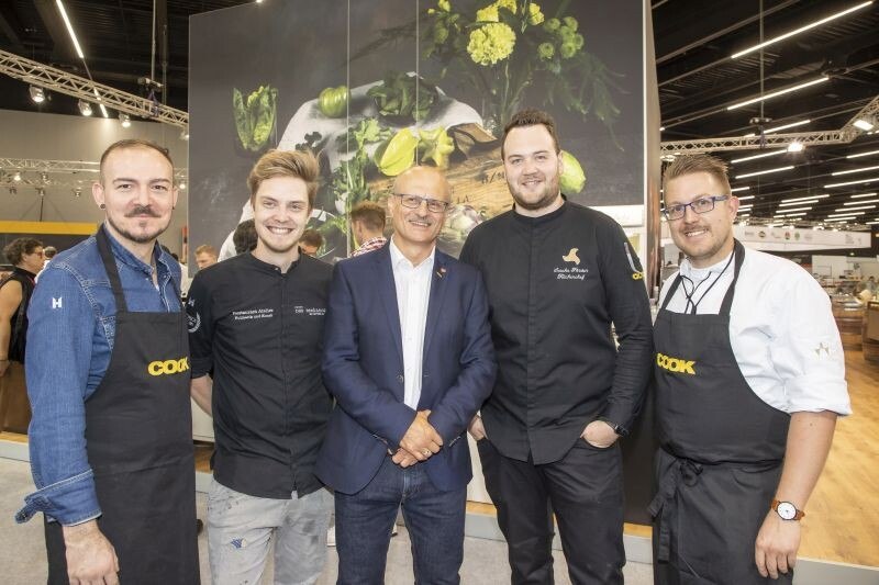 © Andreas Kolarik für Transgourmet Österreich v.l.n.r. Domenic Kreller vom Gaudium Münchendorf; Stefan Fischer vom Seekarhaus Obertauern; Stefan Buczolich, Geschäftsleitung Cook; Sascha Förster vom Hotel Klosterkof Bayrisch Gmain und Alexander Groß vom Restaurant Jamek.