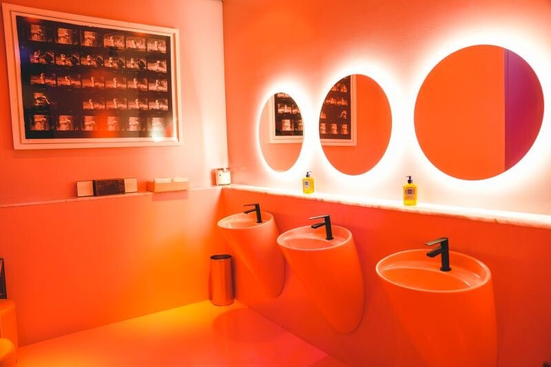 Die Farbe rot zieht sich durchs gesamte Lokal. Das Licht in den Toiletten lässt alle Gäste gut aussehen.