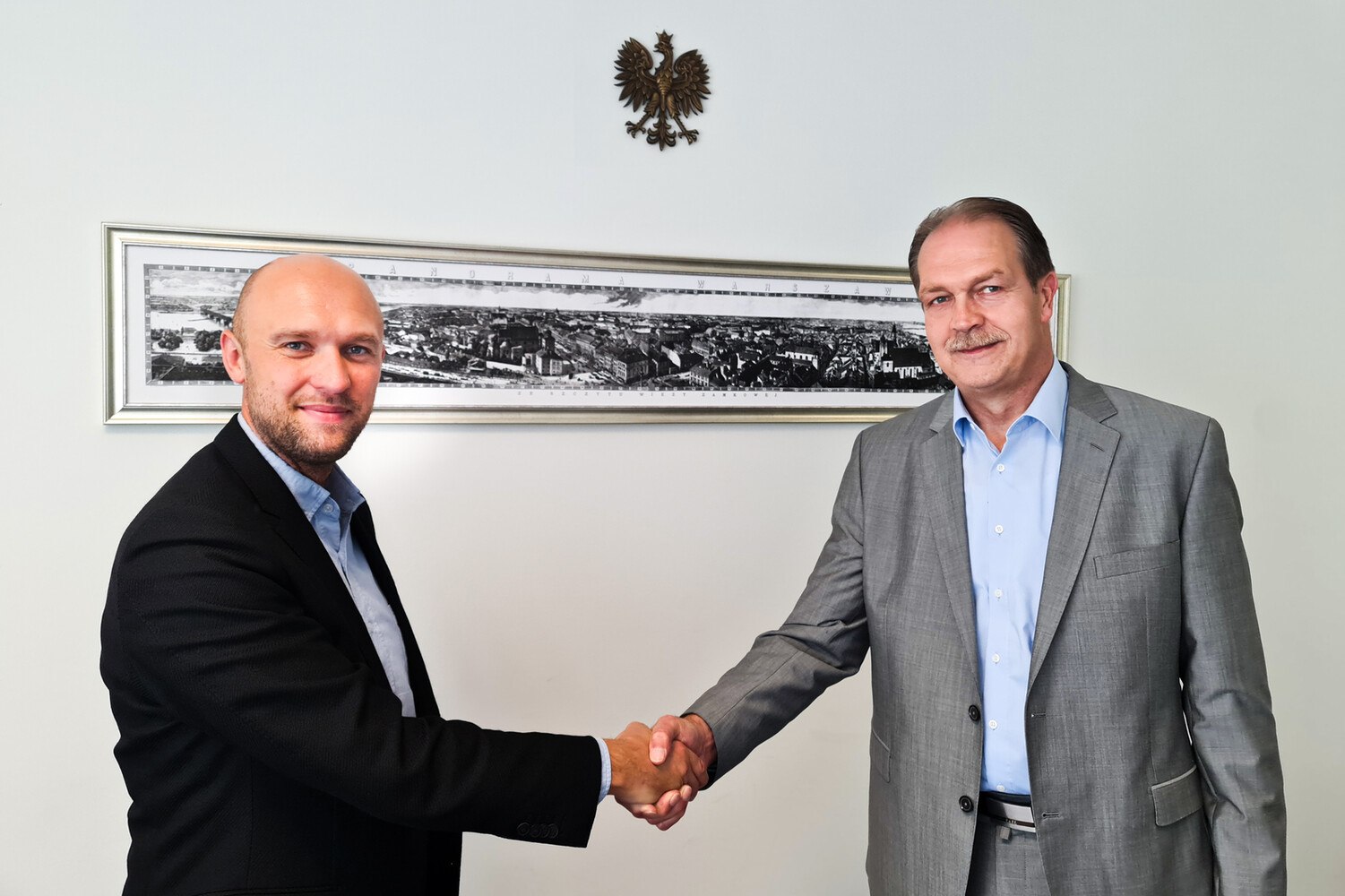 Auf gute Zusammenarbeit: Michał Siergiejewicz (Geschäftsführer Hegla Polen, links) und Bernhard Hötger (COO Hegla Gruppe).