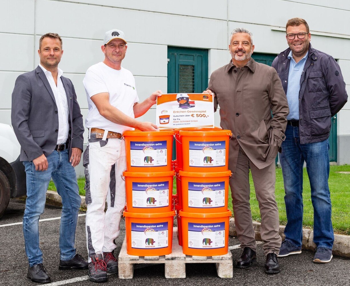 GF Andreas Obritzhauser und Betriebsrat Wolfgang Lindtner der Firma Maler Schmied mit Siegfried Glück (Regionalverkaufsleiter Synthesa) und Harald Halbmayr (Maler Außendienstmitarbeiter).