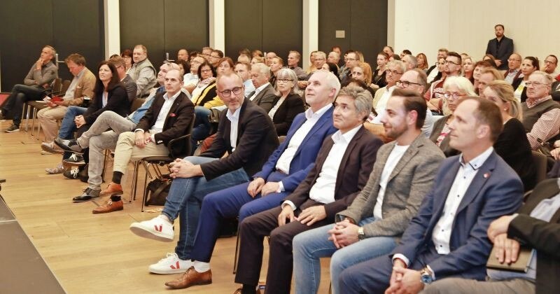 Insgesamt 150 Teilnehmer waren der Einladung zum Fachgruppentag gefolgt und hörten nicht nur interessiert den Vorträgen zu, sondern genossen danach auch noch lange Buffet und Smalltalk. OÖ-Obmann Kerschbaummayr wird im November ebenfalls eine Fachtagung abhalten – er war als Zaungast in Kärnten.
