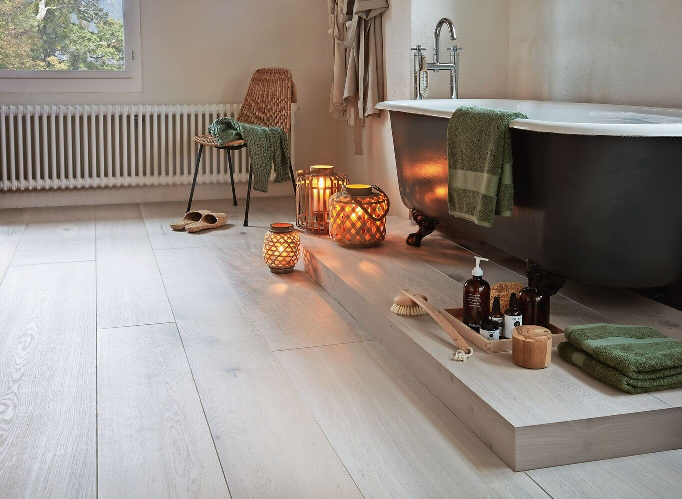 Bei einer Imprägnierung mit Lack ist das Holz wenig Anfällig gegenüber Feuchtigkeit und kann etwa auch im Bad verlegt werden.