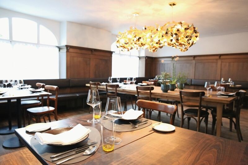 © Julia Fuchs Die Gaststube als sozialer Ort: Auf der großen Tafel werden Fremde zusammengesetzt.
