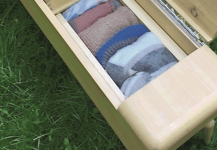 Frauen im Handwerk: Holztruhe in Fichte