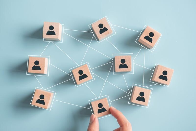 Motivierend für neue und junge Mitarbeiter*innen: Job Rotationen, Job Enrichment und Mentoring-Systeme.