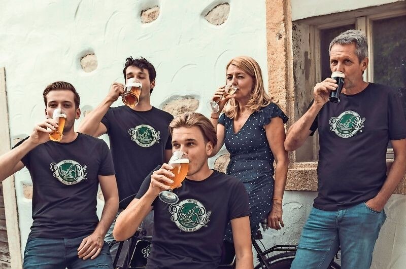 Prost! Die ersten drei Lockdowns hat das Team von Joe‘s Pub gut überstanden: Daniel Ruiner, Simon Schmiedl, Oliver Ruiner, Andrea und  Christian Ruiner.