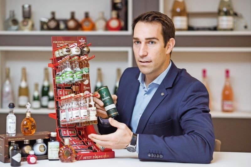 Markus Graser ist bei Schlumberger und seiner 100-Prozent-Vertriebstochter Top Spirit eigentlich Unternehmenssprecher und Personalleiter. Das Sonderprojekt „Tabaktrafiken“ hat ihn jedoch von Anfang an begeistert. Hier zeigt er einige hochwertigen Spirituosen, die schon jetzt in den erlaubten Kleinflaschen verfügbar sind: „Damit sind Marken wie Glenfiddich, Brugal, Remy Martin und Hendrick’s ideale Anwärter für einen Ausbau des Portfolios um höherwertige und teurere Spirituosen. Der Idealfall