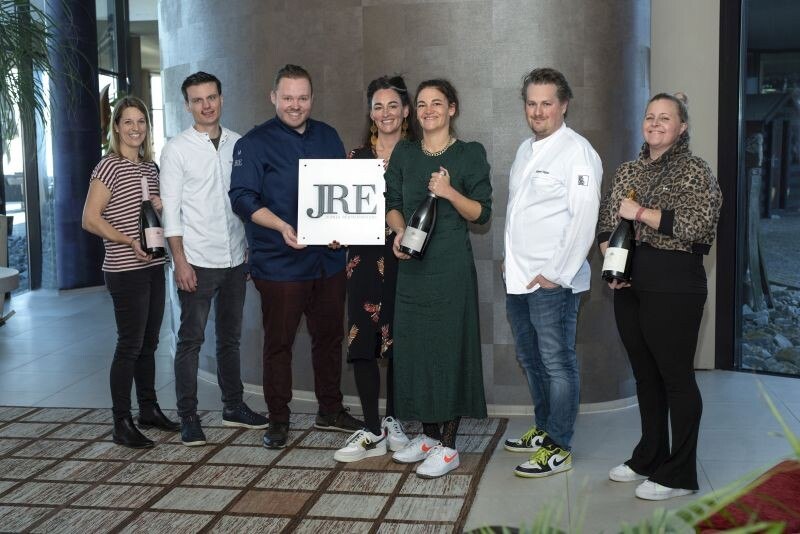 © Monika Aigner Nina und Peter Pichler vom Molzbachhof, Präsident Richard Rauch, Sabrina und Katrin vom Unterwirt und Roland und Barbara Huber vom Esslokal