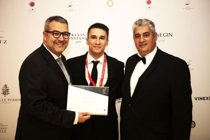 . (v.l.) William Wouters, Präsident der internationalen Sommelier Vereinigung ASI; Daniel Stojcic, Irischer Sommelier Staatsmeister, und Georgios Kassianos, Präsident der zypriotischen Sommelier Vereinigung.
