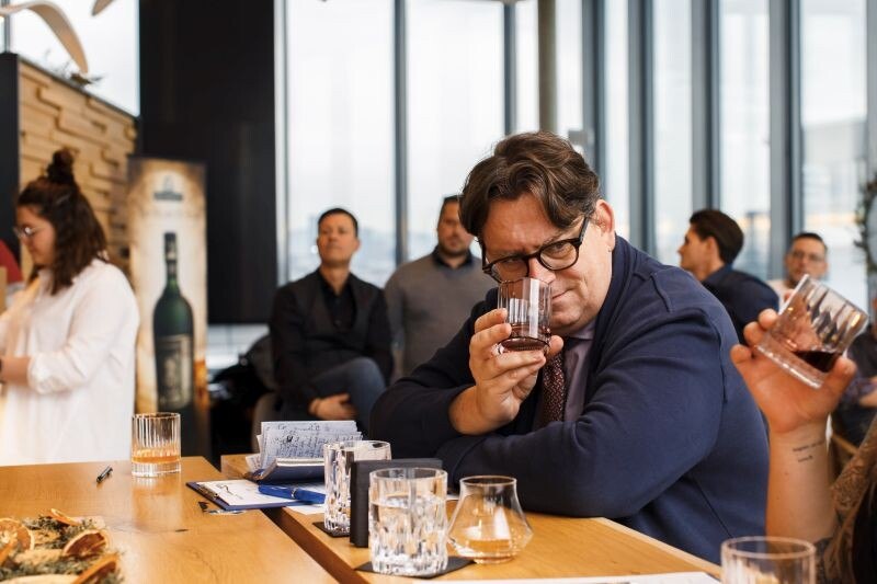 © Adrian Almasan Höchste Konzentration: ÖGZ-Getränkeexperte Roland Graf saß in der Jury.