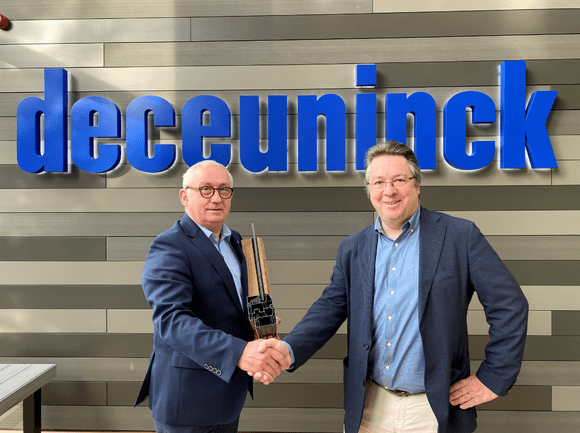 Bernard Vanderper, Sales Manager Western Europe Deceuninck (links), und Serge Martin, CEO Fineo, besiegeln die strategische Partnerschaft.  