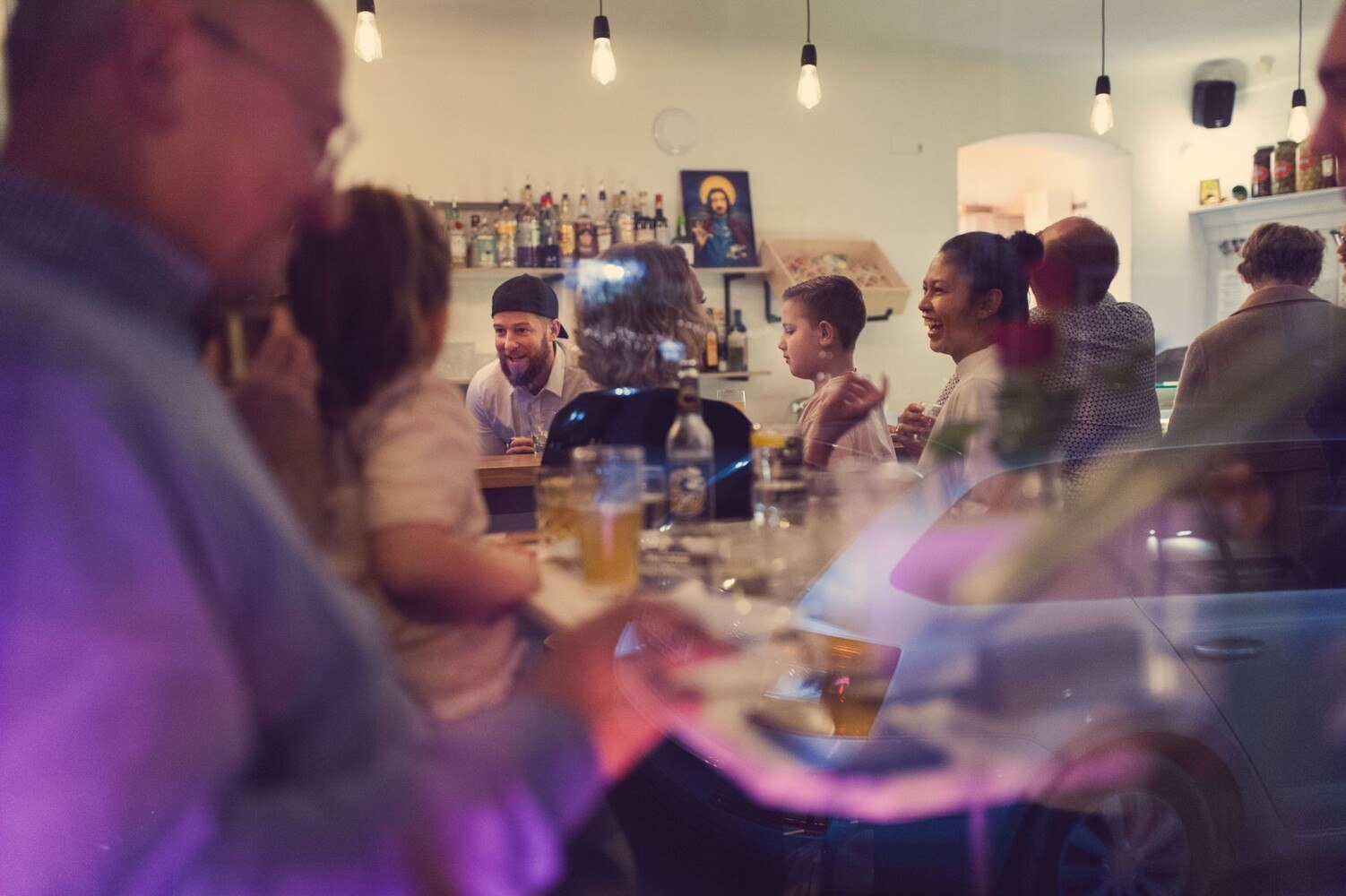 We are Family: Der Stammgästeanteil ist hoch, die Stimmung familiär. Hier kommen auch gerne Leute mit Kindern. Touristen sind wenige unter den Gästen, aber das ist in der jetzigen Situation gar kein Nachteil.