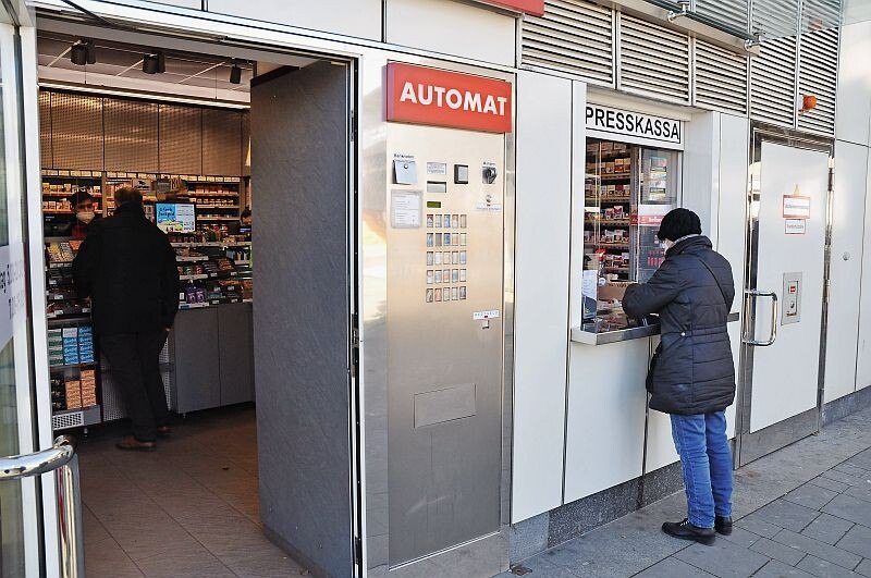 © mh Wer es eilig hat und nur Zigaretten oder ein Getränk braucht, muss die Trafik dazu nicht mehr betreten. Das geht extrem schnell und entlastet gleichzeitig den kleinen Verkaufsraum. Nach dem Stopp einer U-Bahn oder Straßenbahn ist sofort viel los.