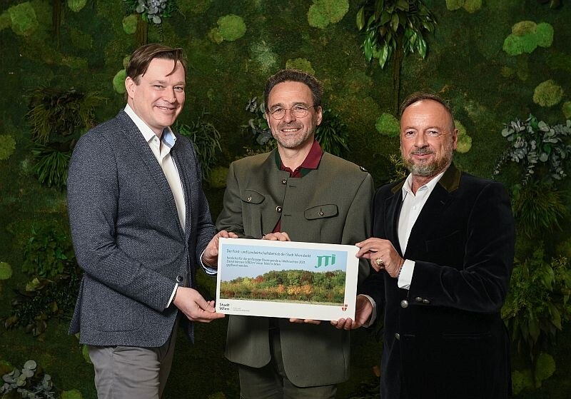 v. l. n. r.: Christian Tobias, Director People & Culture (JTI Austria), Alexander Mrkvicka (Forst- und Landwirtschaftsbetrieb der Stadt Wien), Ralf-Wolfgang Lothert, Director Corporate Affairs & Communication (JTI Austria) bei der Überreichung des Spendenschecks.