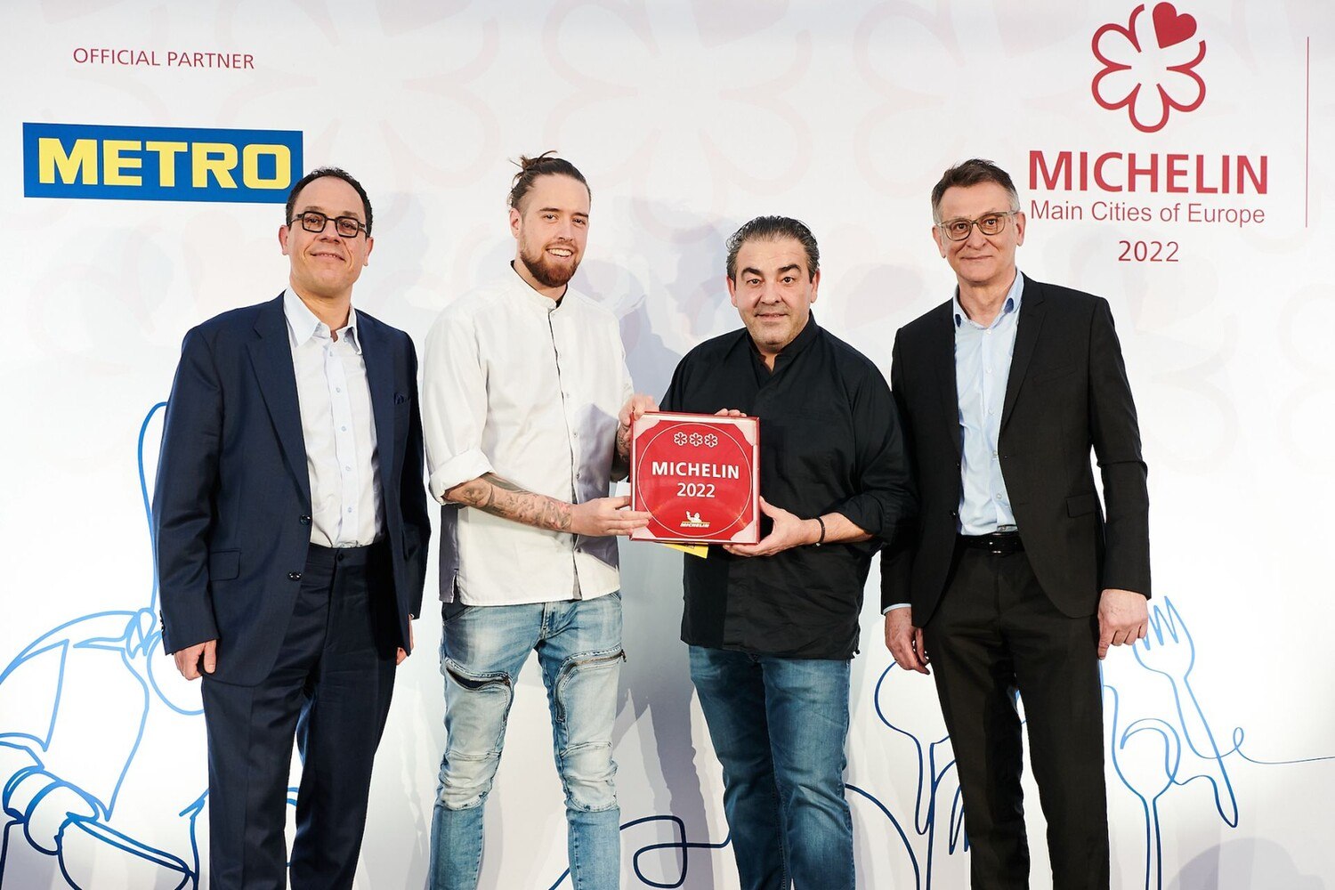 © METRO Österreich/Martin Hörmandinger 3 Sterne für Juan Amador: Metro Österreich-Chef Xavier Plotitza (li.) und Josef Pirker (re.) überreichten die begehrte "Plaque" an David Fleckinger und Juan Amador.