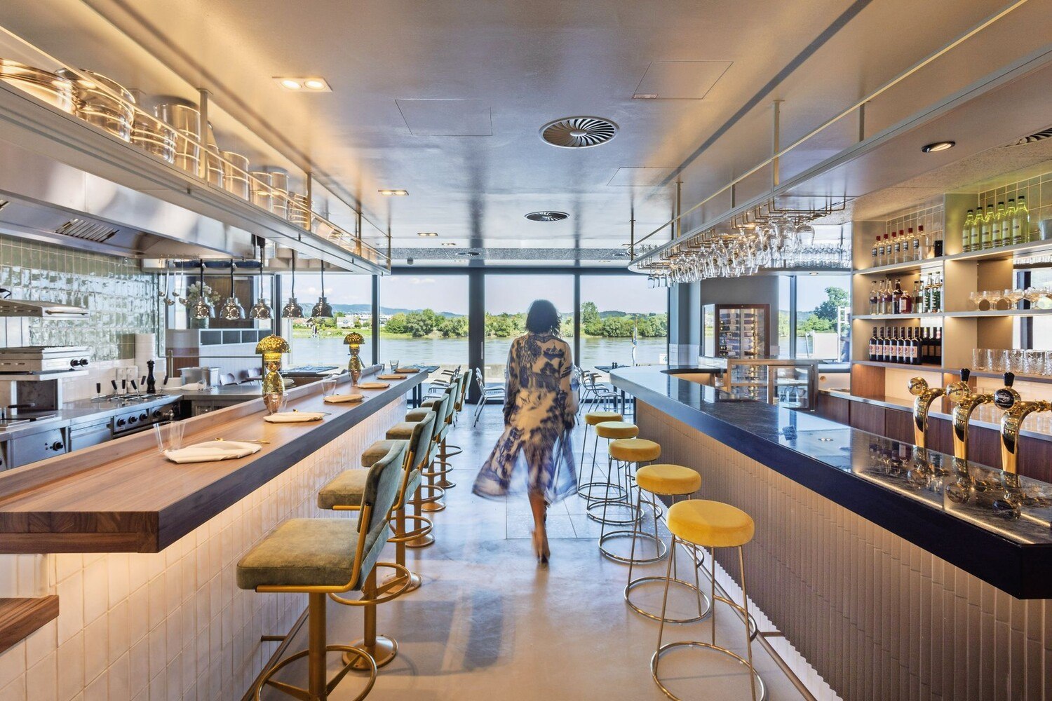 © Mato Johannik Hannah Neunteufel in ihrem neuen Restaurant "Der Gute Fang" in Ybbs an der Donau. Die Location liegt direkt am Donauradweg. Mit dabei: eine Veranstaltungshalle für 1.200 Gäste.