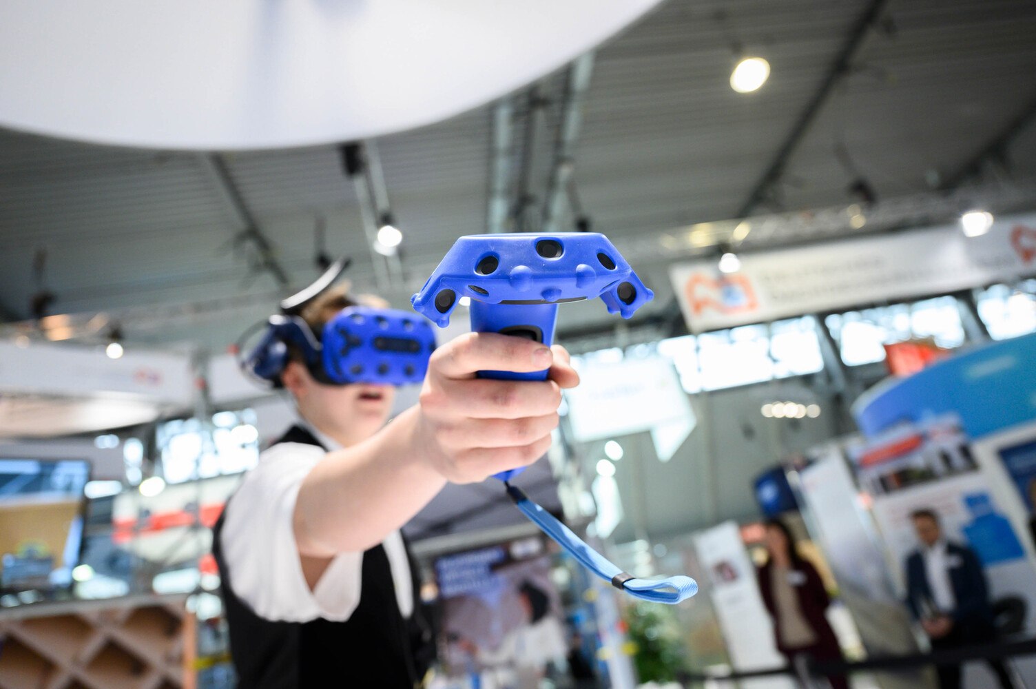 © GHM Bei der interaktiven Schau der BG BAU kann man mit VR-Brille in eine virtuelle Umgebung eintauchen und die Vorteile der Vormontage interaktiv erkunden.