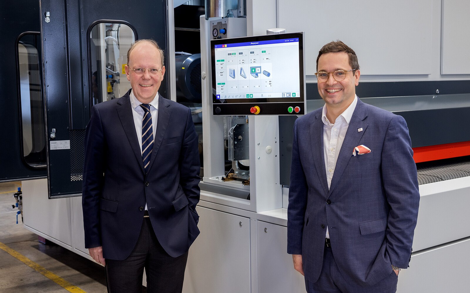 Homag und Heesemann vereinbaren eine Partnerschaft am Sektor Schleifmaschinen: Christoph Giese, Geschäftsführer Karl Heesemann Maschinenfabrik GmbH & Co. KG (links), und Frederik Meyer, Executive Vice President, Business Unit CNC Processing (rechts).