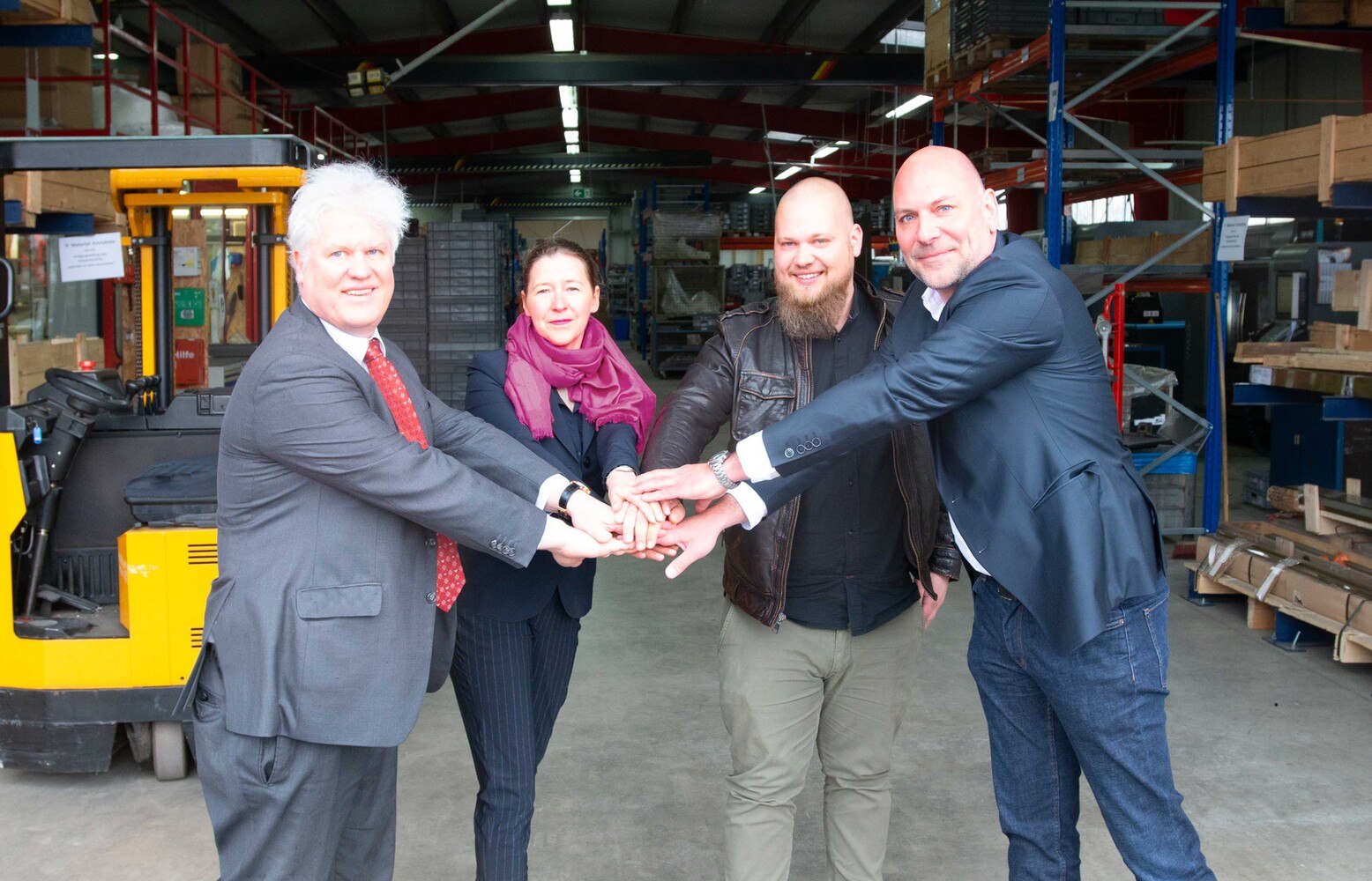 © C.R. Laurence of Europe GmbH Besiegeln die künftige Zusammenarbeit (v .l.): Peter Reinecke (Vertriebsleiter KL Megla), Nathalie Peters (Vertriebsleiterin CRL), Rafael D. Reinecke (Geschäftsführer KL Megla) und Dominik Hinzen (Geschäftsführer CRL).