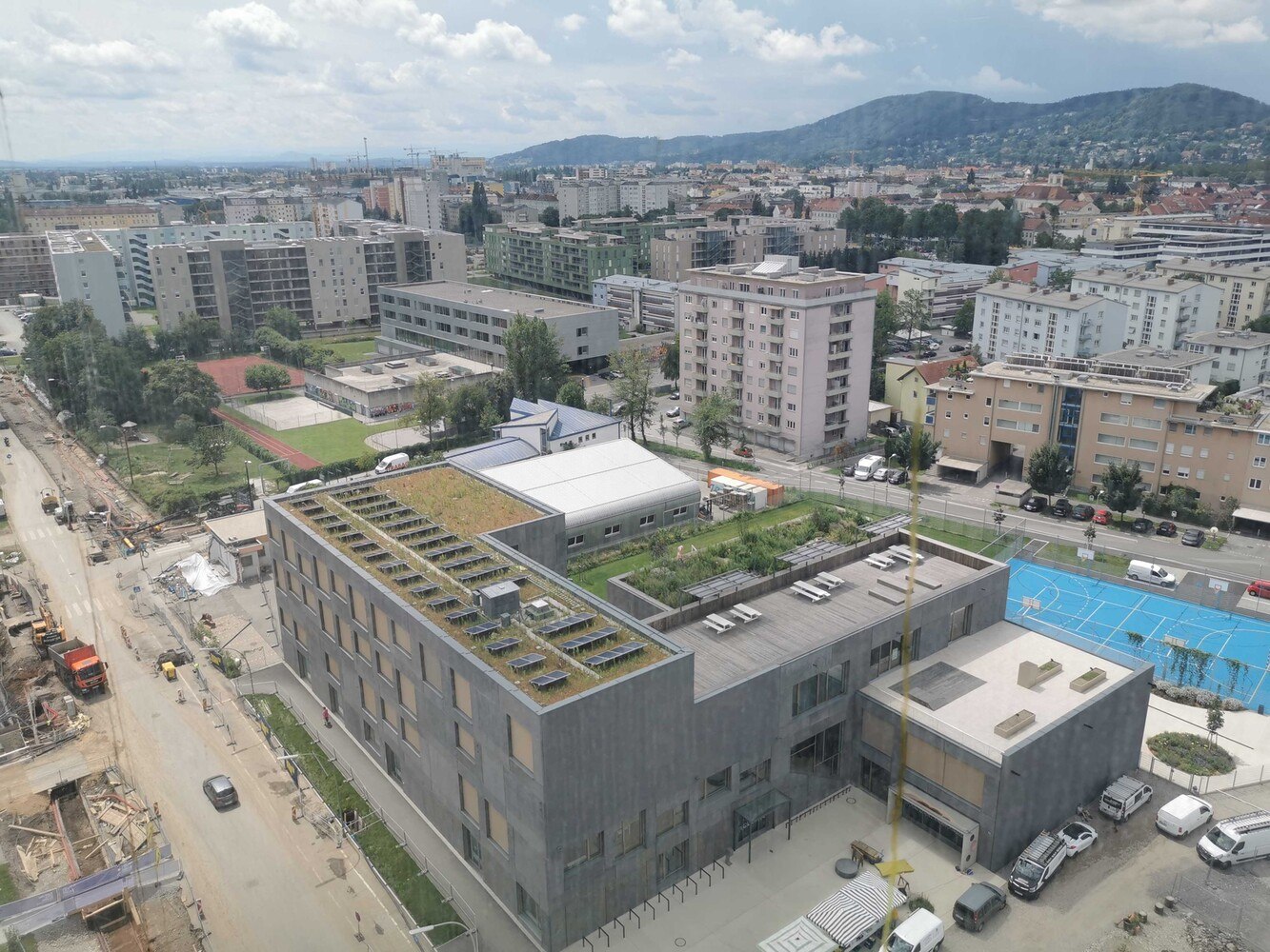 Solargründach auf einer Volksschule in Graz.