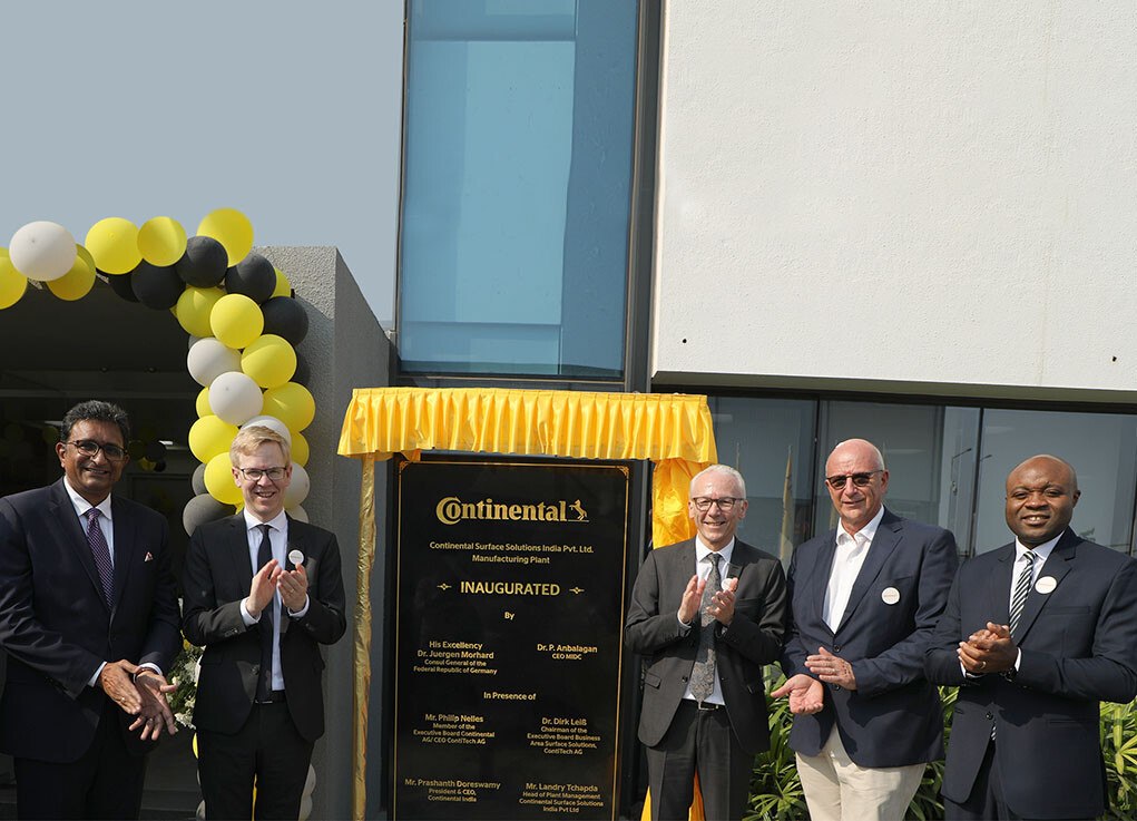 © Continental Manager bei der Werkseröffnung