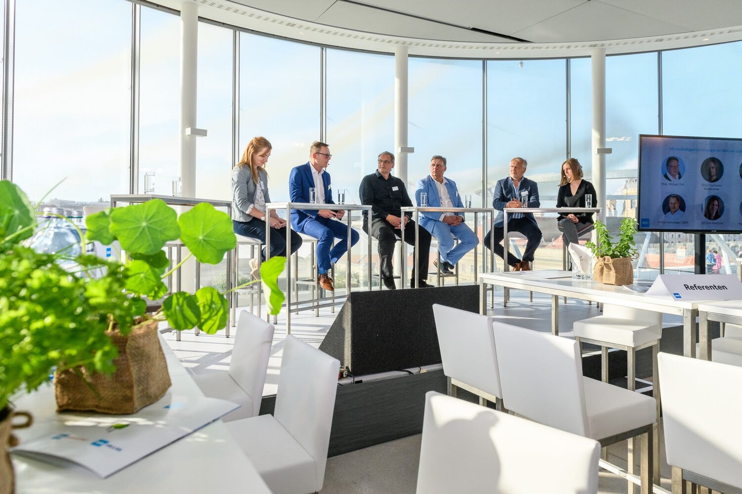 © BMI Austria / Wolfgang Stecher Eine Podiumsdiskussion mit den Expert*innen, moderiert von Dach Wand Chefredakteurin Birgit Tegtbauer, schloss den informativen Tag ab.