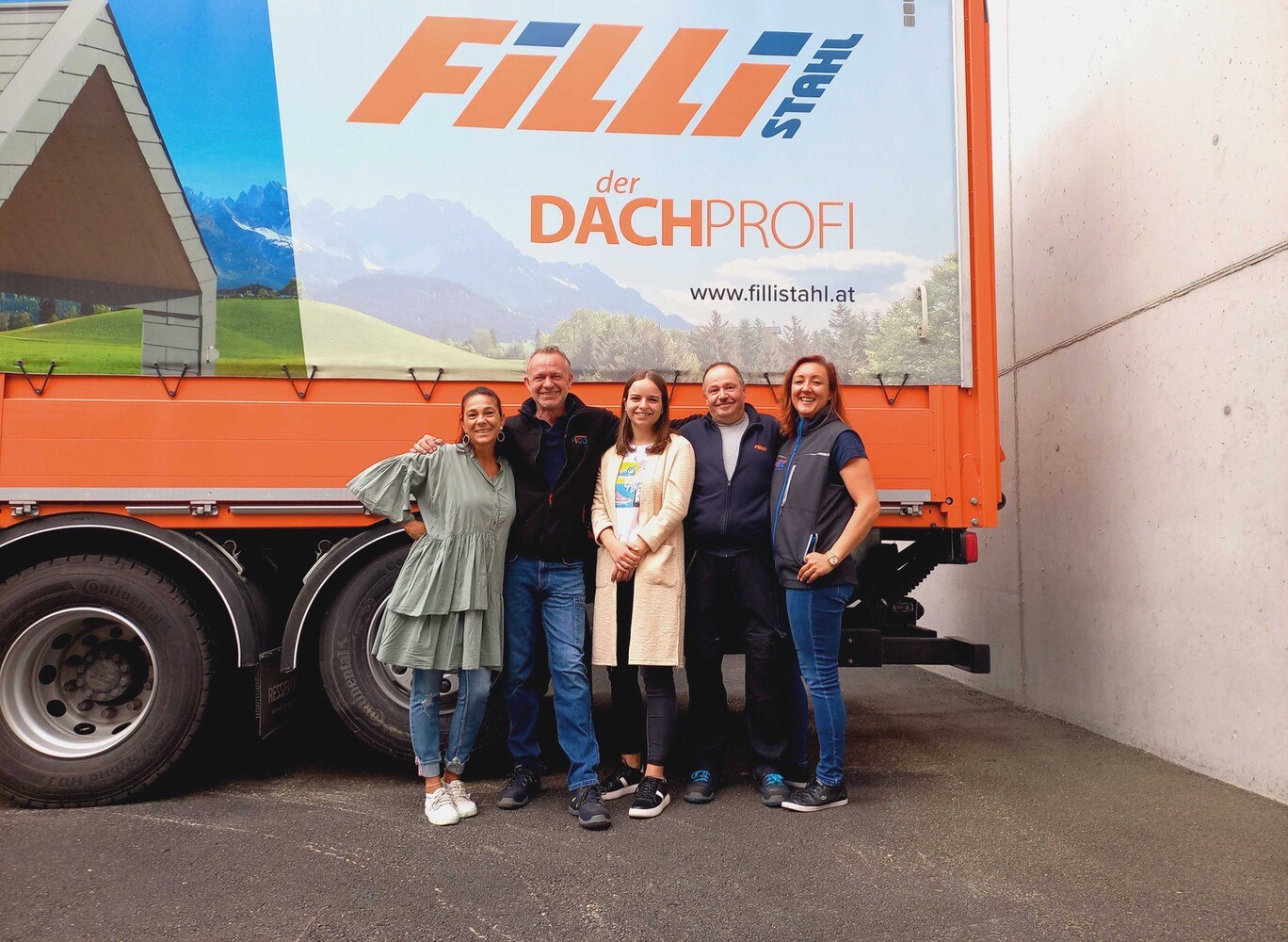 Das Filli Stahl Dachprofi Team in Itter freut sich auf Bestellungen und Kundenbesuche.