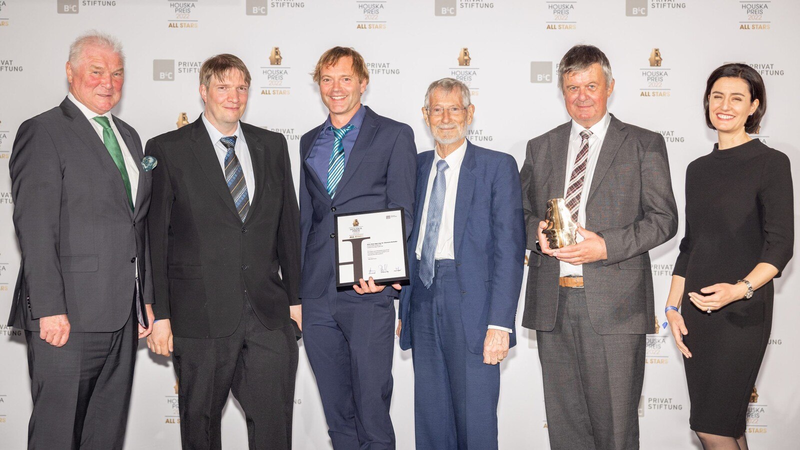 Houskapreis-Gewinner Clemens Zierhofer (2.v.r.) und Team mit dem B&C Stiftungsvorstand Wolfgang Hofer (1.v.l.) und Birgit Noggler (re.)