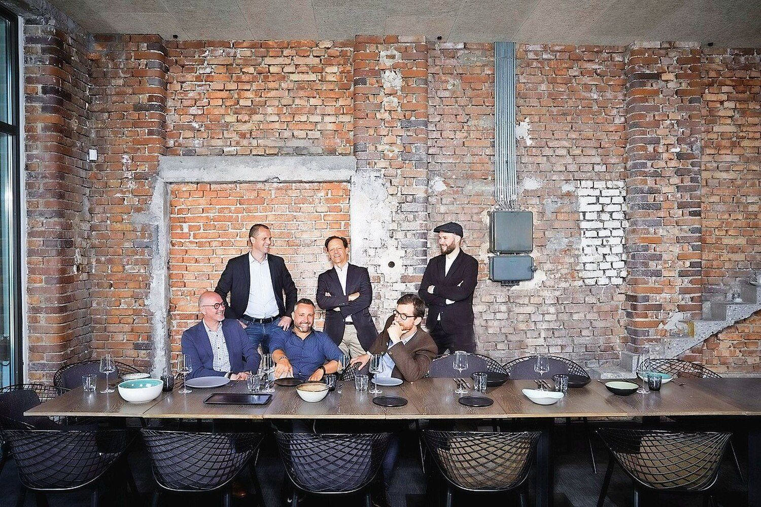 © Helge Kirchberger Die Initiatoren der Farm-to-Table-Akademie: stehend Gerald Huber, Klaus Buttenhauser, Günter Baumgartner. Sitzend v. l.: Martin Selinger, Markus Lorbeck, Christoph von Hohberg.