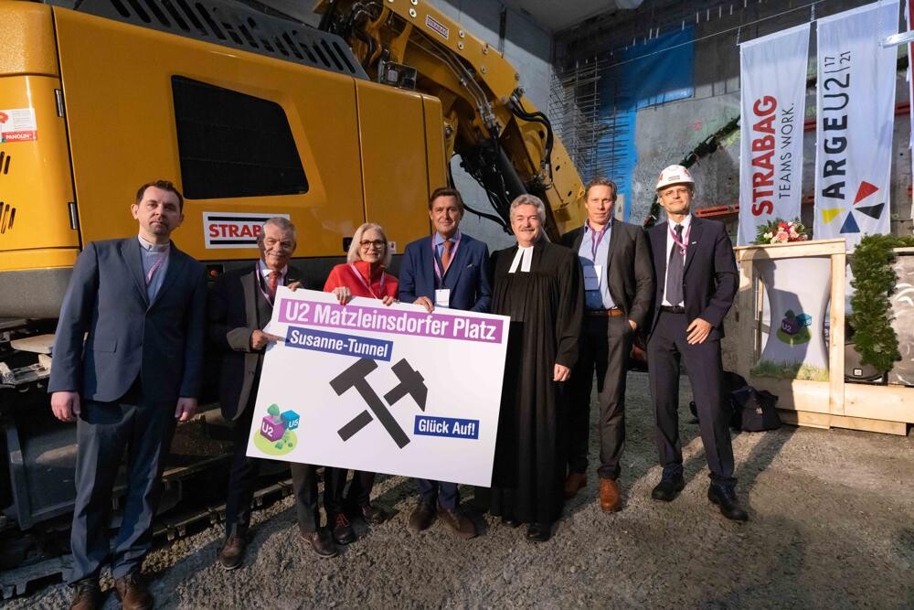 V. l. Pfarrer Artur Stepien, Wiener Linien-Geschäftsführer Günter Steinbauer, Tunnelpatin Susanne Drapalik, Öffi-Stadtrat Peter Hanke, Pfarrer Michael Wolf, Vorstand Porr Jürgen Raschendorfer, Vorstand Strabag Siegfried Wanker