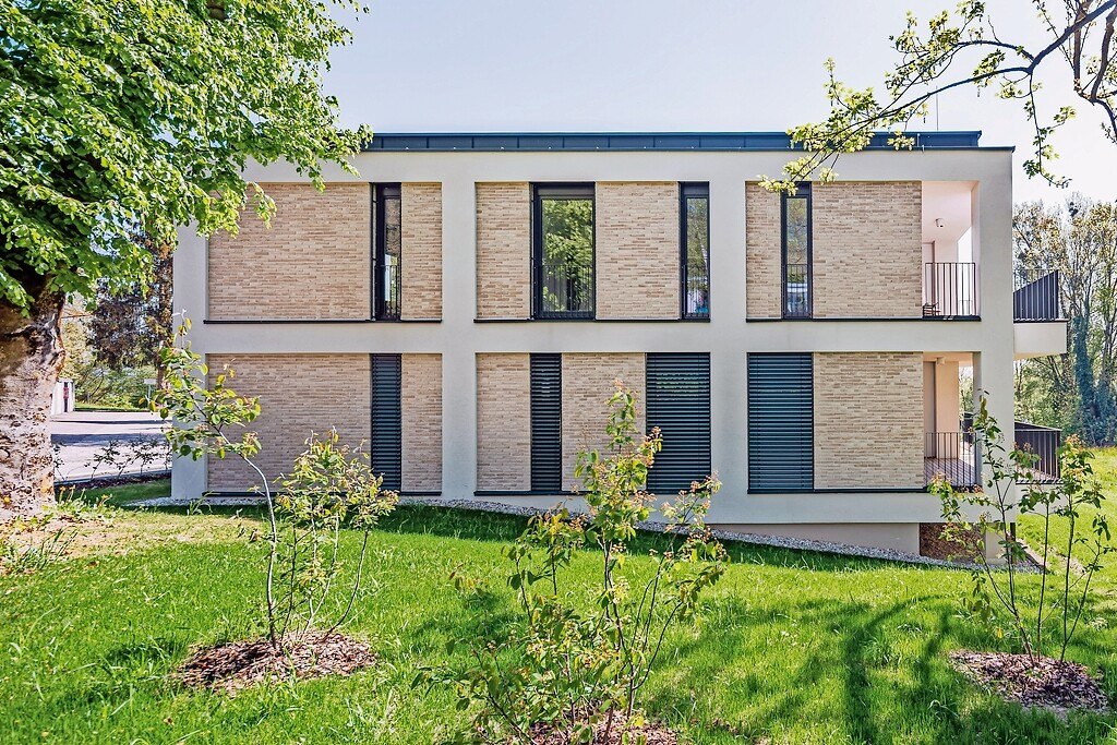 © Synthesa Synthesa fassade mit Verblenderelementen.