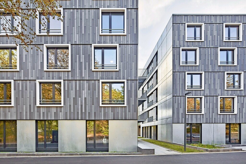 © Sigurd Steinprinz Fassade mit elementierter Hybridbauweise aus Holz und Beton.