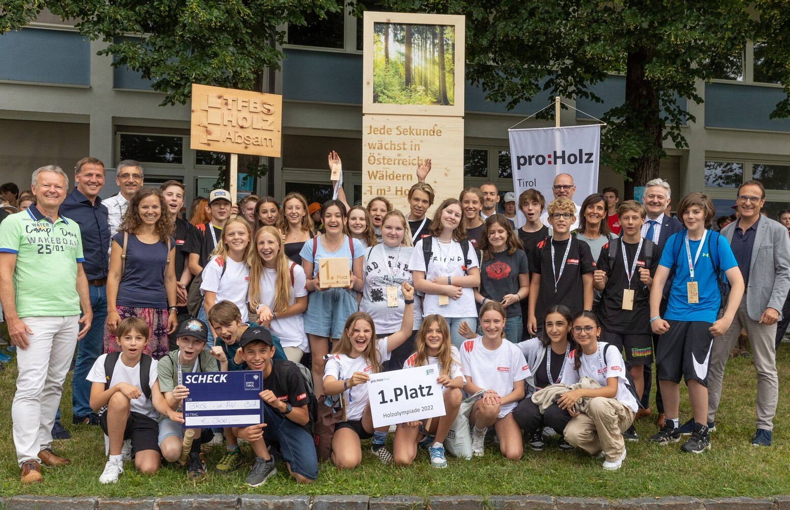 Die Gewinner der Holzolympiade 2022 und alle Unterstützer im Bild.