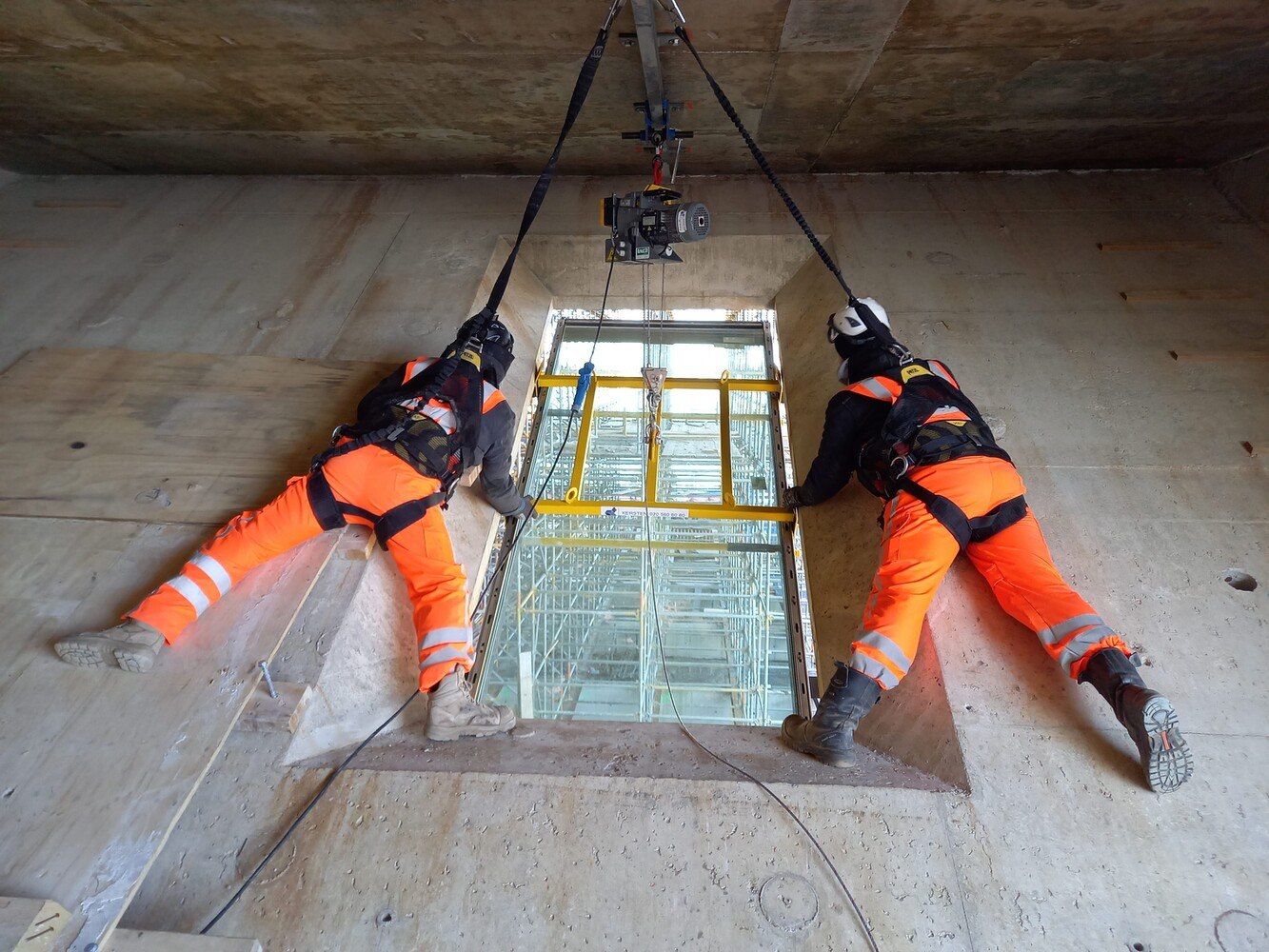 Um die jeweils etwa 600 Kilogramm schweren Glaspakete in der Fassade zu montieren, entwickelte Metallbauer M.C. Kersten ein spezielles Montageverfahren.