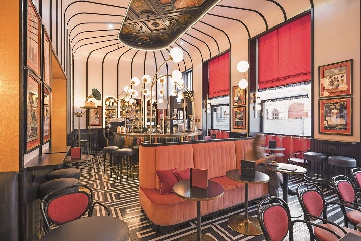 Artefakte aus der Vergangenheit in die neue Architektur zu integrieren ist eine Spezialität von BWM. Im obrigen Bild anschaulich umgesetzt durch den Ausschnitt einer Stuckdecke aus der Entstehungszeit des Salons im Hotel Sacher. 