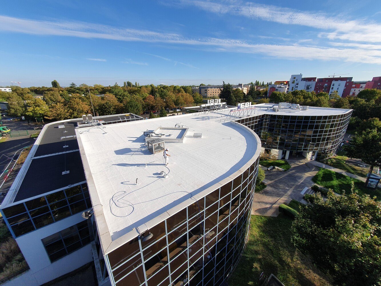 Bestehende Dächer können mit Beschichtungen, Anstrichen, Folien oder Membranen leicht zum Cool Roof nachgerüstet werden.