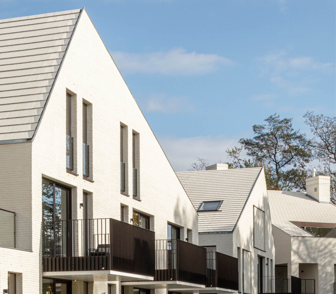 Auch im Wohnbau – hier eine Anlage mit klassischem Satteldach von CAS Architekten – ist das Cool Roof bereits angekommen.