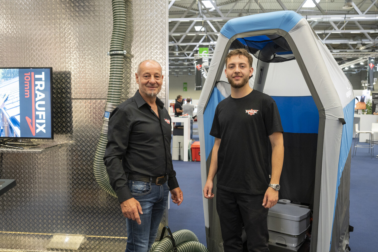 © GHM Ein Vater-Sohn-Unternehmen aus Passau geht mit dem Start-up-Award der DACH+HOLZ 2022 nach Hause. Johann und Johannes Haidl (v. l.) bekamen den Preis für ihr innovatives Regenfallrohr.