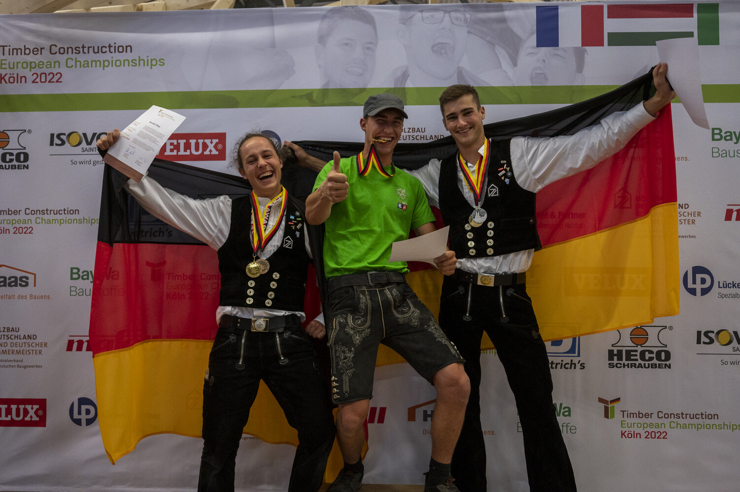 © GHM Die Sieger der 14. Zimmerer-Europameisterschaft: Zimmerer-Europameister 2022 in der Einzelwertung wurde Marcel Bolego (22, Bild Mitte) aus Südtirol/Italien, Silber ging an Philipp Kaiser (23, rechts im Bild) aus Deutschland, und Bronze gewann Benedikt Pfister (22, links) aus Deutschland.