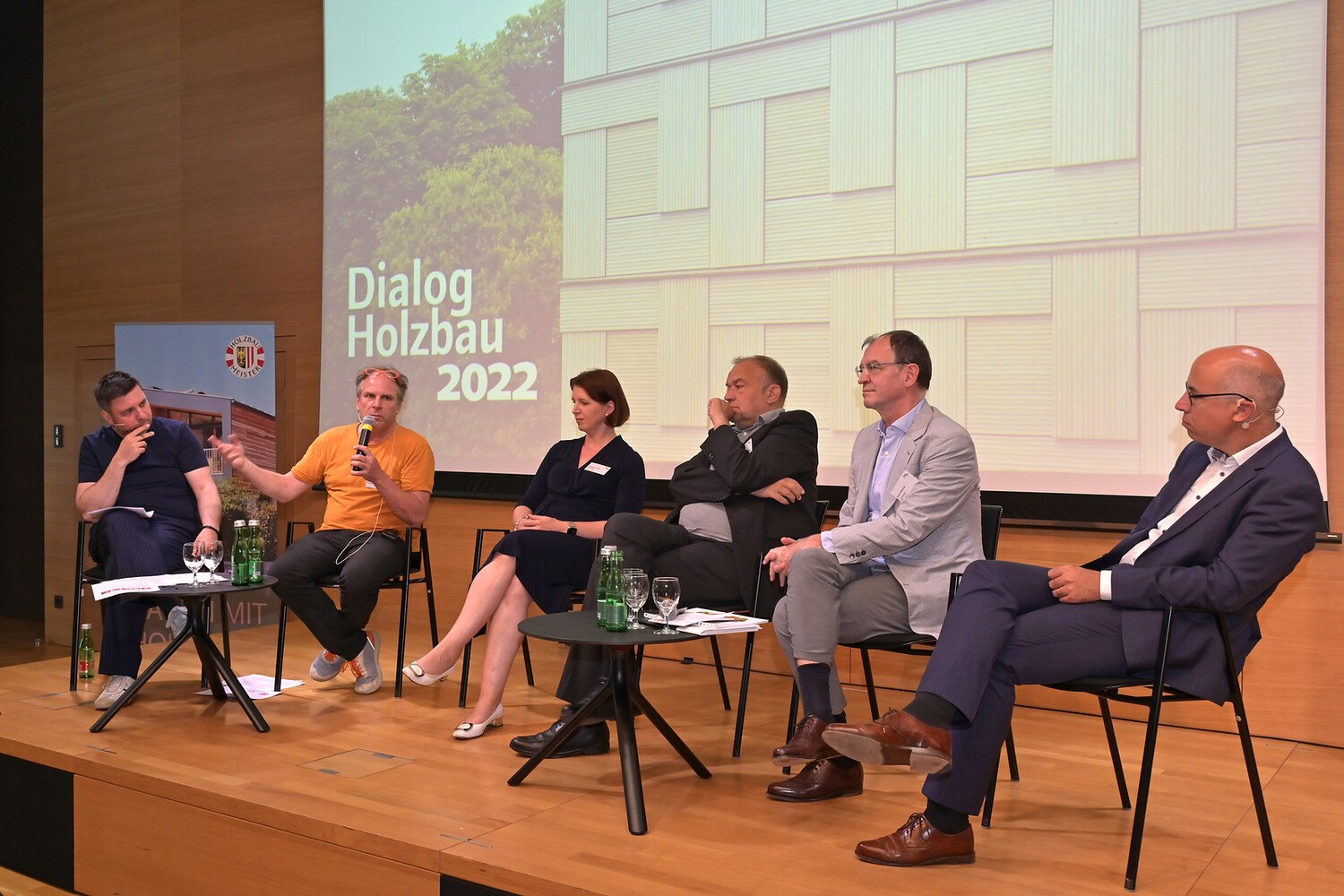 Podiumsdiskussion (v. l.): Moderator Wojciech Czaja, Architekt Jürgen Bartenschlag, LR Michaela Langer-Weninger, JKU Rektor Meinhard Lukas, FHP Vorsitzender Erich Wiesner, WIFO Direktor Gabriel Felbermayr.